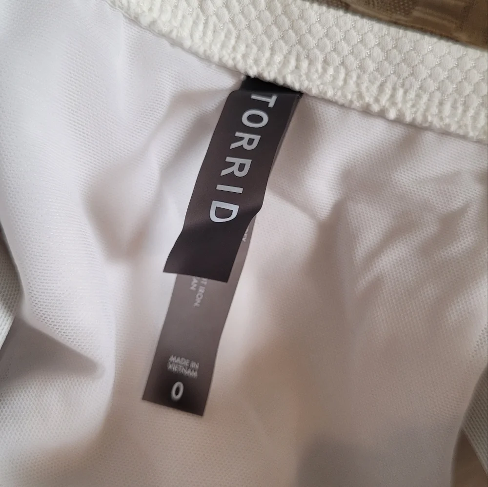 Torrid Sizd 0 Black & Ivory Push-Up Strapless Scalloped Midkini swim top - Picture 8 of 9